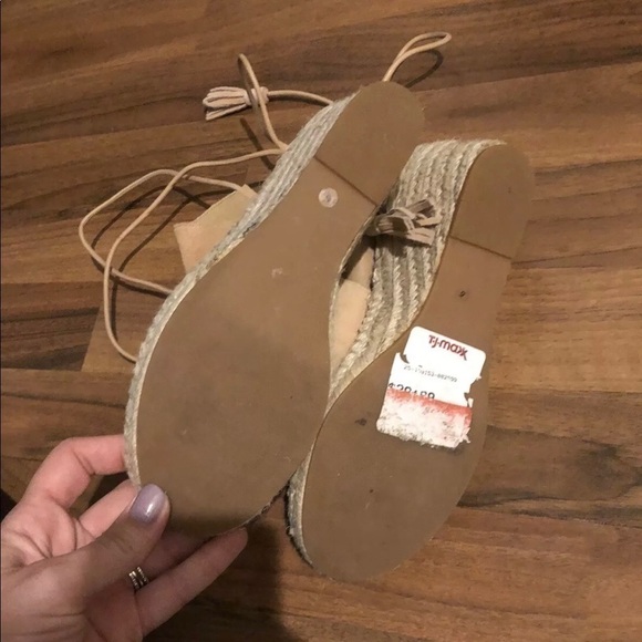 Betty's Women Tan Wedges US 6 - Picture 3 of 8